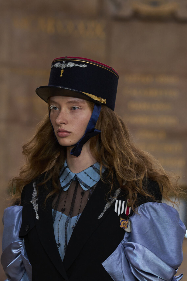 تحية للملكة ورسائل قوّة في عرض Bora Aksu ضمن أسبوع الموضة اللندني