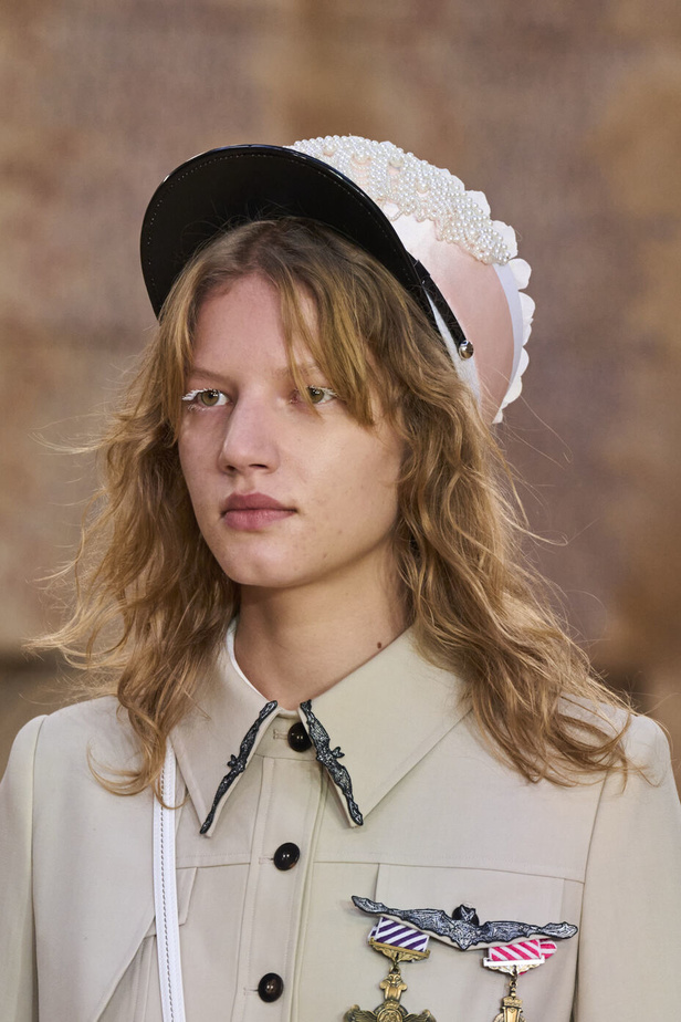 تحية للملكة ورسائل قوّة في عرض Bora Aksu ضمن أسبوع الموضة اللندني