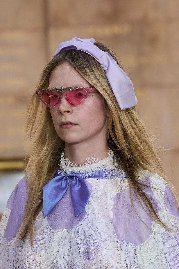 تحية للملكة ورسائل قوّة في عرض Bora Aksu ضمن أسبوع الموضة اللندني