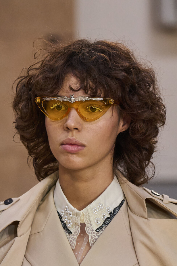 تحية للملكة ورسائل قوّة في عرض Bora Aksu ضمن أسبوع الموضة اللندني