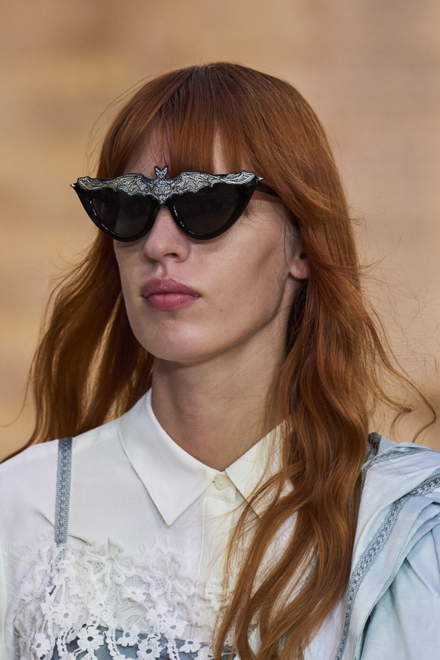 تحية للملكة ورسائل قوّة في عرض Bora Aksu ضمن أسبوع الموضة اللندني