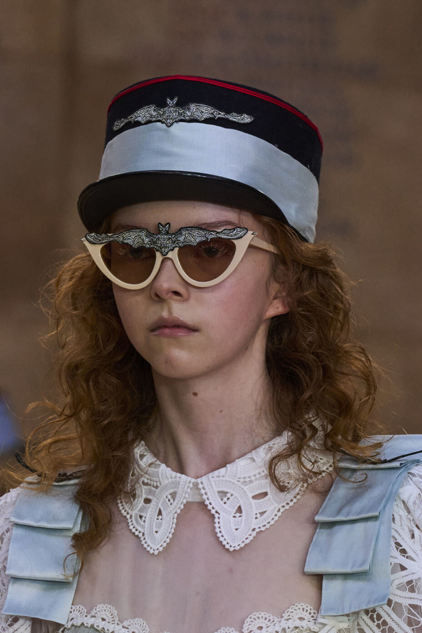 تحية للملكة ورسائل قوّة في عرض Bora Aksu ضمن أسبوع الموضة اللندني