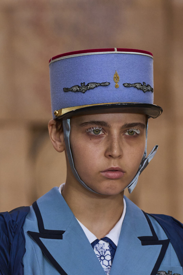 تحية للملكة ورسائل قوّة في عرض Bora Aksu ضمن أسبوع الموضة اللندني