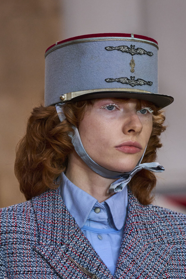 تحية للملكة ورسائل قوّة في عرض Bora Aksu ضمن أسبوع الموضة اللندني