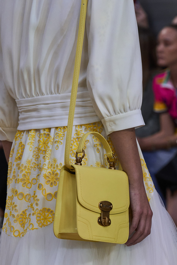 تحية للملكة ورسائل قوّة في عرض Bora Aksu ضمن أسبوع الموضة اللندني