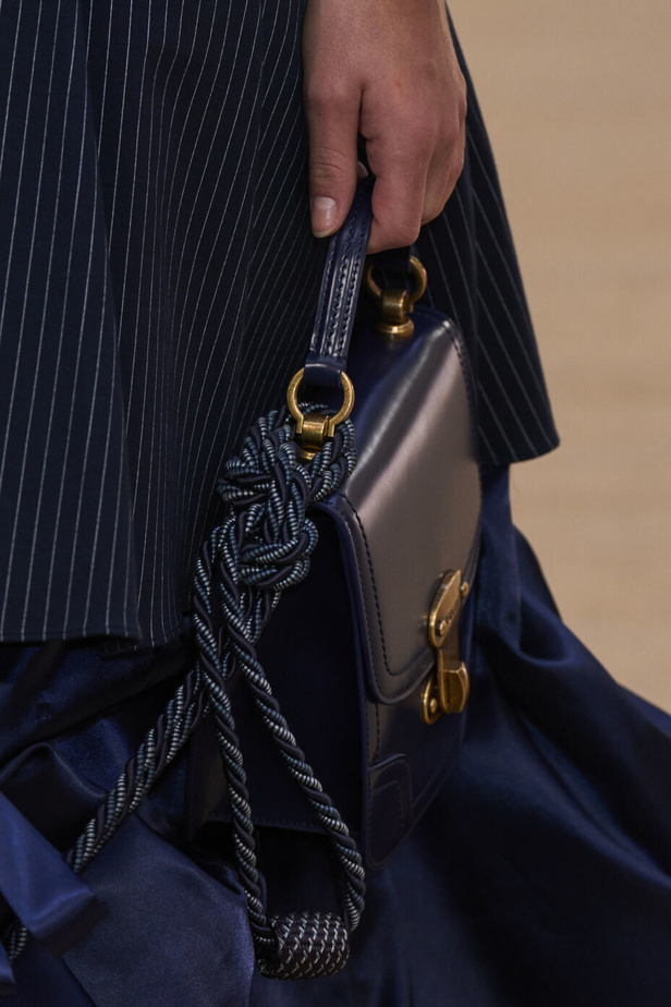 تحية للملكة ورسائل قوّة في عرض Bora Aksu ضمن أسبوع الموضة اللندني