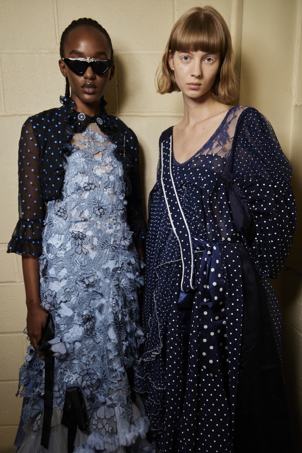 تحية للملكة ورسائل قوّة في عرض Bora Aksu ضمن أسبوع الموضة اللندني