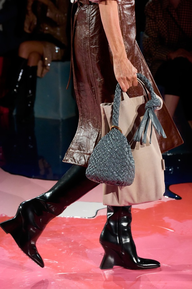 مجموعة Bottega Veneta لربيع وصيف 2023: تصاميم تجمع بين الأناقة والعملية