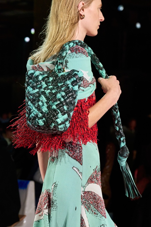 مجموعة Bottega Veneta لربيع وصيف 2023: تصاميم تجمع بين الأناقة والعملية