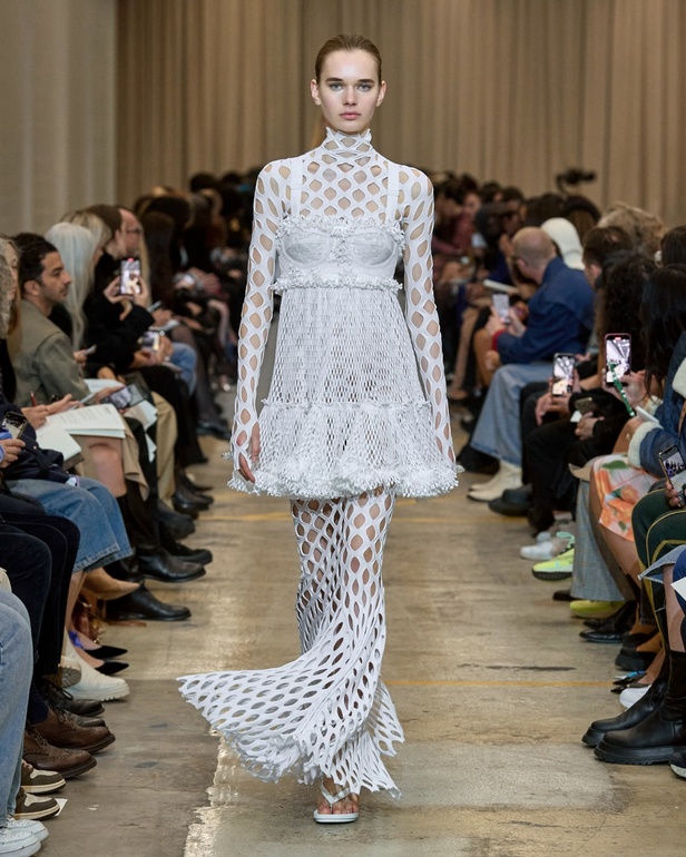 مجموعة Burberry لربيع 2023 أناقة صيفية بلمسة بريطانية 