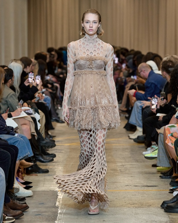 مجموعة Burberry لربيع 2023 أناقة صيفية بلمسة بريطانية 