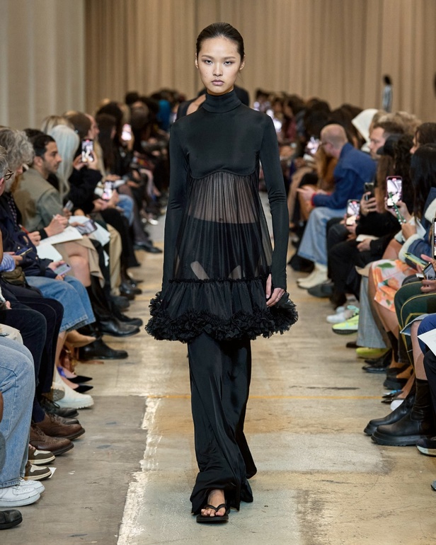 مجموعة Burberry لربيع 2023 أناقة صيفية بلمسة بريطانية 