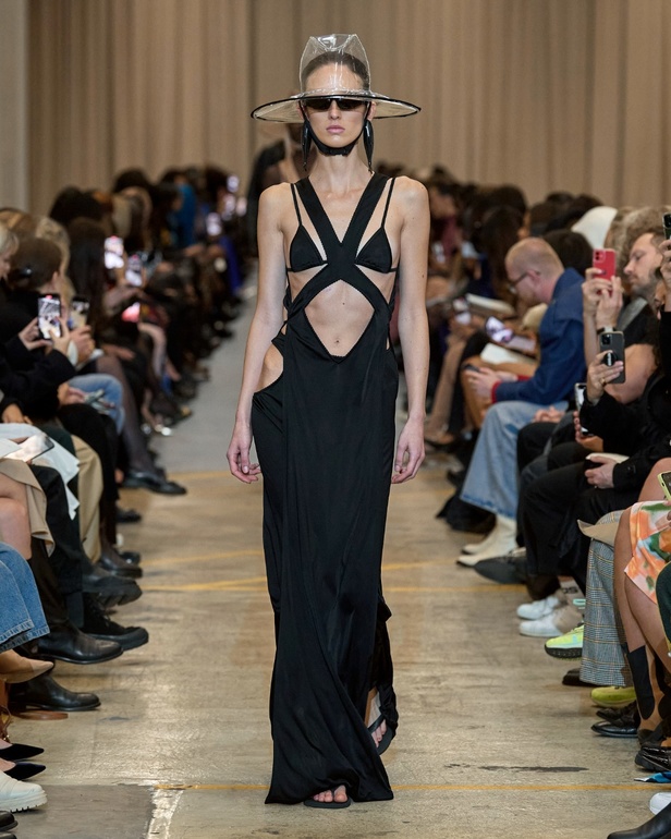 مجموعة Burberry لربيع 2023 أناقة صيفية بلمسة بريطانية 