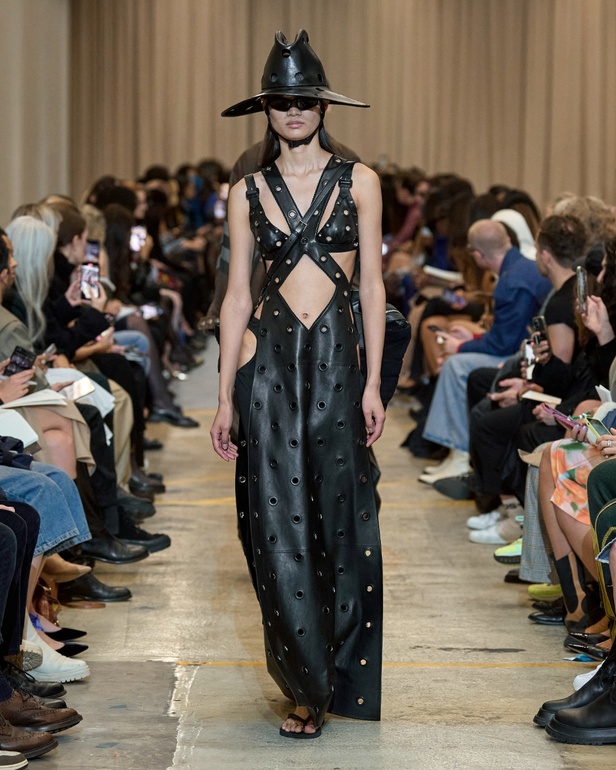 مجموعة Burberry لربيع 2023 أناقة صيفية بلمسة بريطانية 