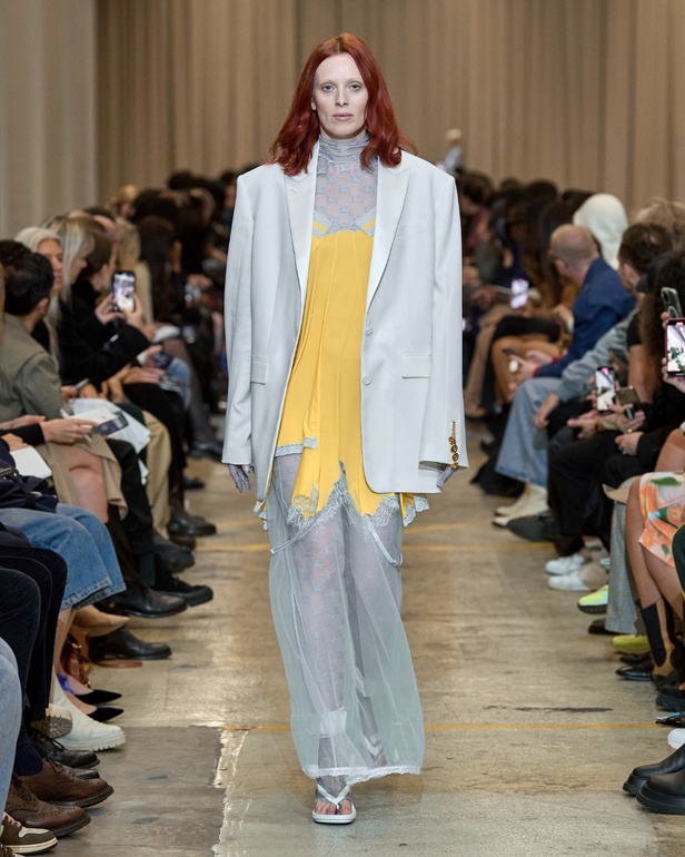 مجموعة Burberry لربيع 2023 أناقة صيفية بلمسة بريطانية 