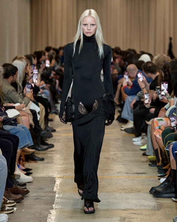 مجموعة Burberry لربيع 2023 أناقة صيفية بلمسة بريطانية 