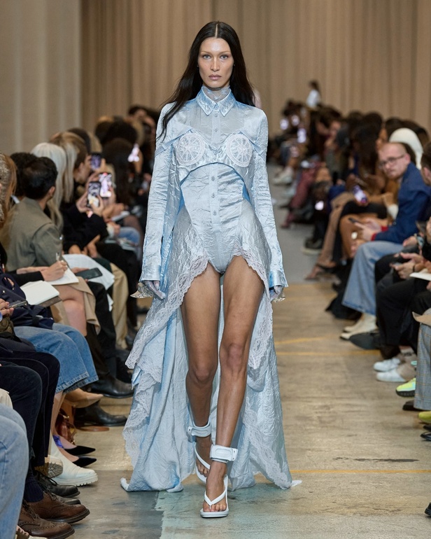 مجموعة Burberry لربيع 2023 أناقة صيفية بلمسة بريطانية 