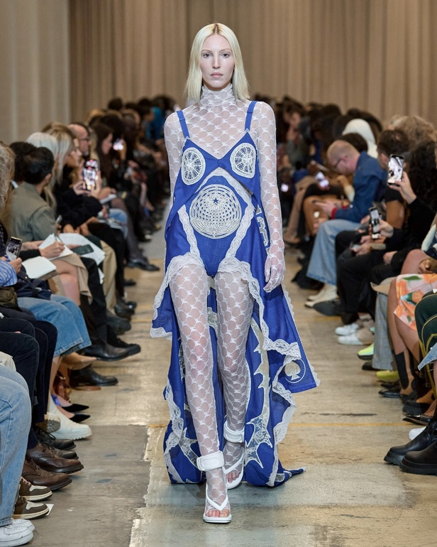 مجموعة Burberry لربيع 2023 أناقة صيفية بلمسة بريطانية 