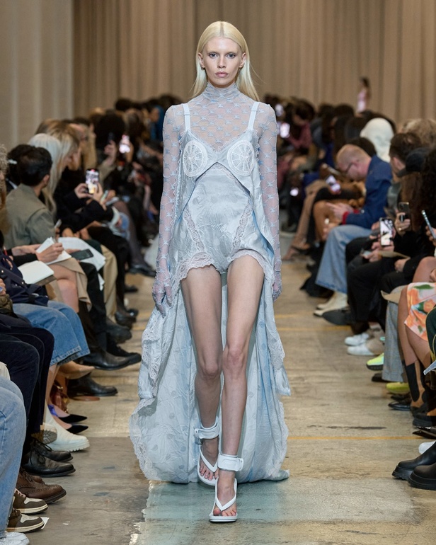 مجموعة Burberry لربيع 2023 أناقة صيفية بلمسة بريطانية 