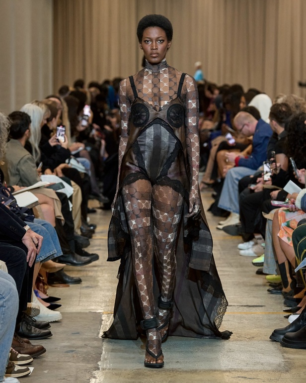 مجموعة Burberry لربيع 2023 أناقة صيفية بلمسة بريطانية 