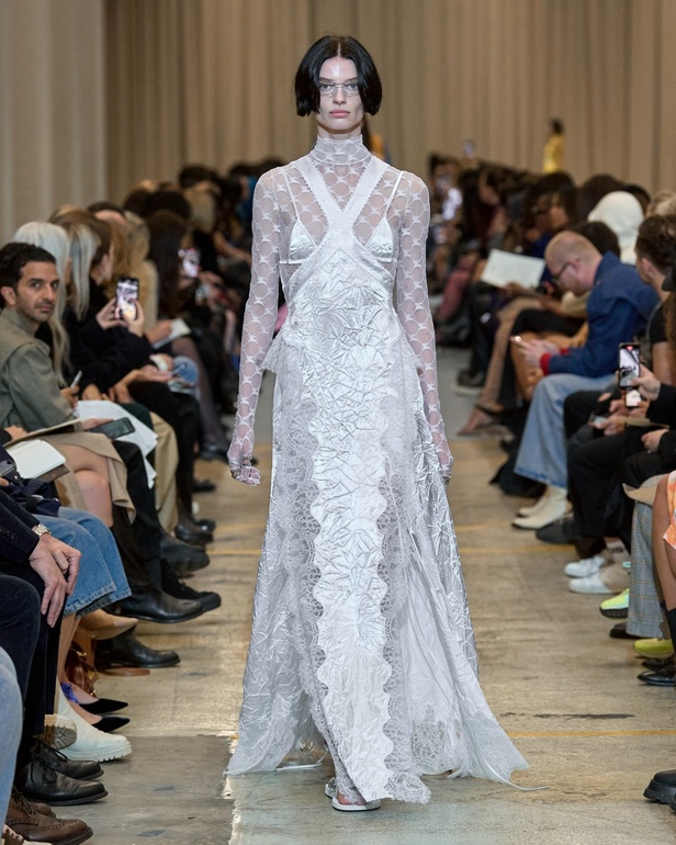 مجموعة Burberry لربيع 2023 أناقة صيفية بلمسة بريطانية 