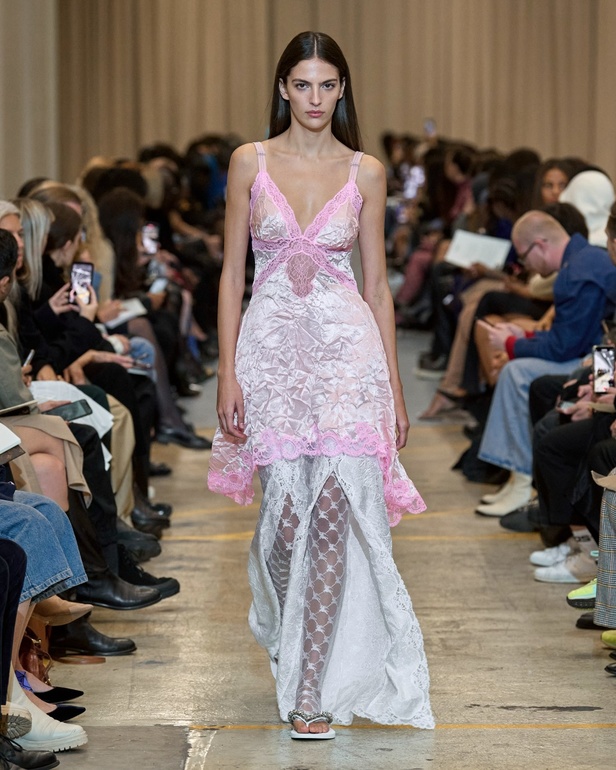 مجموعة Burberry لربيع 2023 أناقة صيفية بلمسة بريطانية 