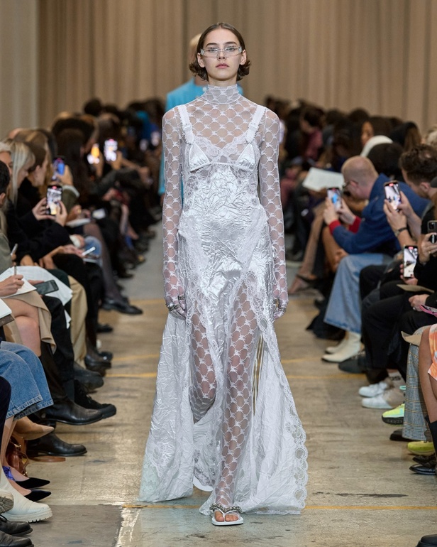 مجموعة Burberry لربيع 2023 أناقة صيفية بلمسة بريطانية 