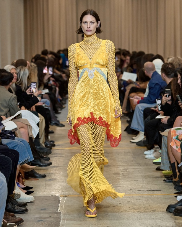 مجموعة Burberry لربيع 2023 أناقة صيفية بلمسة بريطانية 