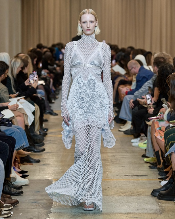 مجموعة Burberry لربيع 2023 أناقة صيفية بلمسة بريطانية 