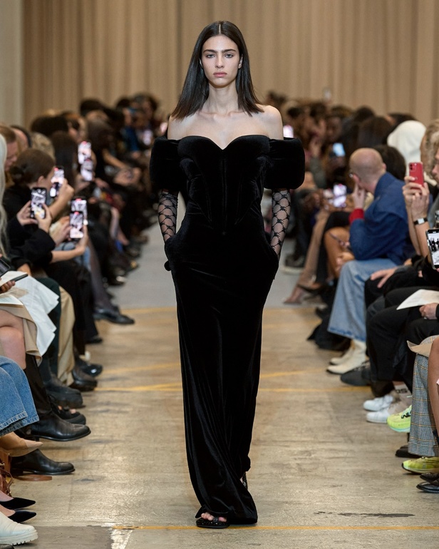 مجموعة Burberry لربيع 2023 أناقة صيفية بلمسة بريطانية 