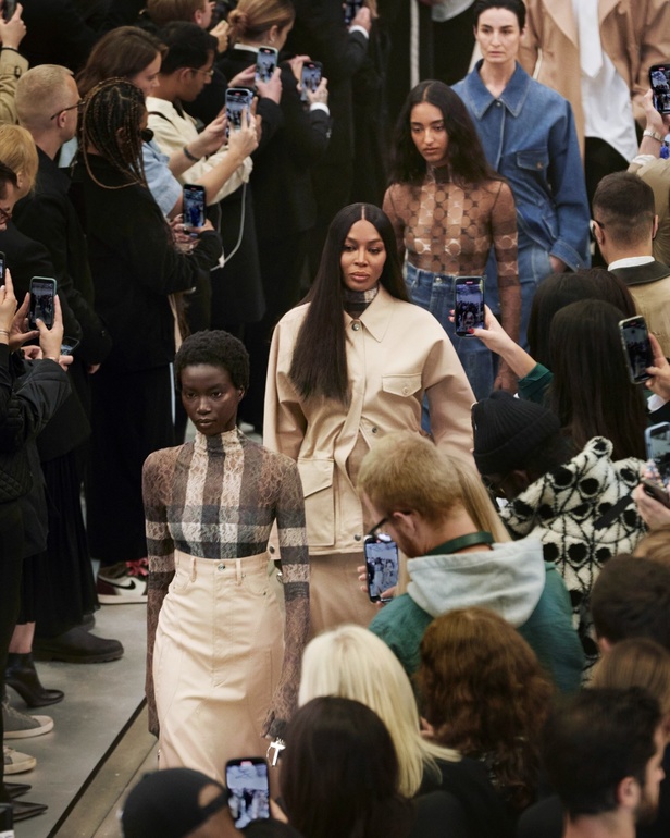 مجموعة Burberry لربيع 2023 أناقة صيفية بلمسة بريطانية 