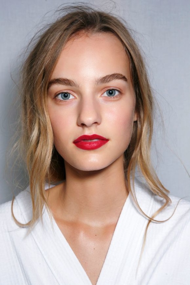 مجموعة Burberry لربيع 2023 أناقة صيفية بلمسة بريطانية 