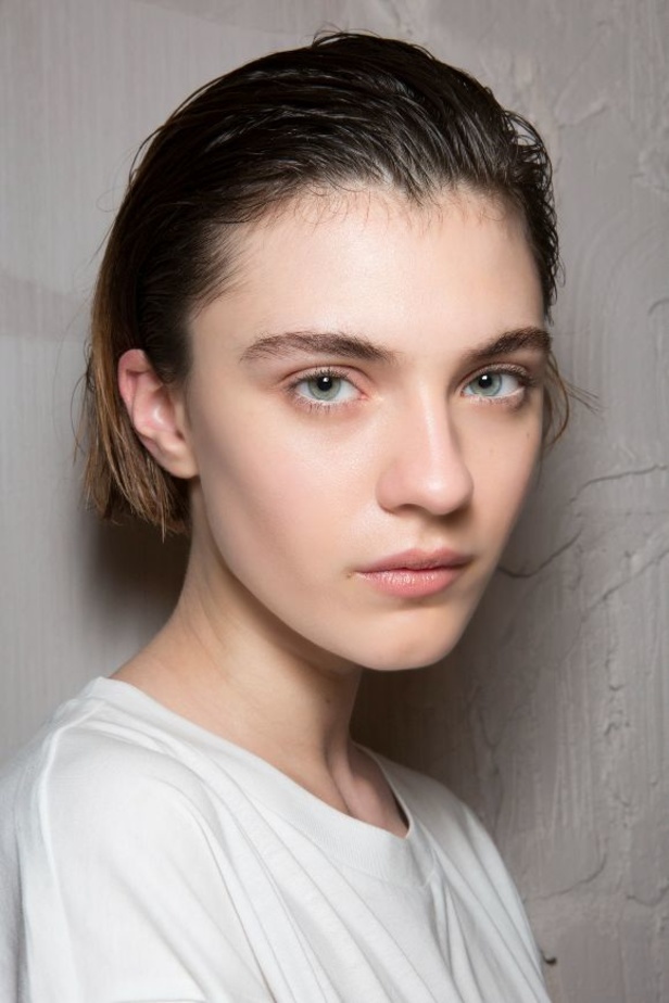 مجموعة Burberry لربيع 2023 أناقة صيفية بلمسة بريطانية 