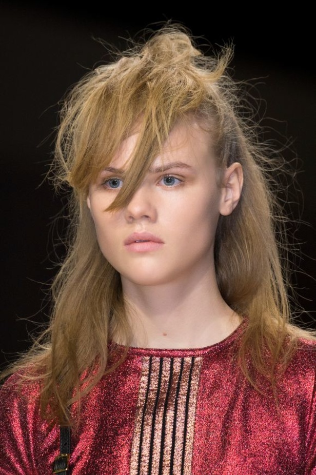 مجموعة Burberry لربيع 2023 أناقة صيفية بلمسة بريطانية 