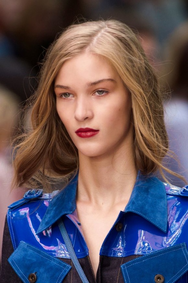 مجموعة Burberry لربيع 2023 أناقة صيفية بلمسة بريطانية 