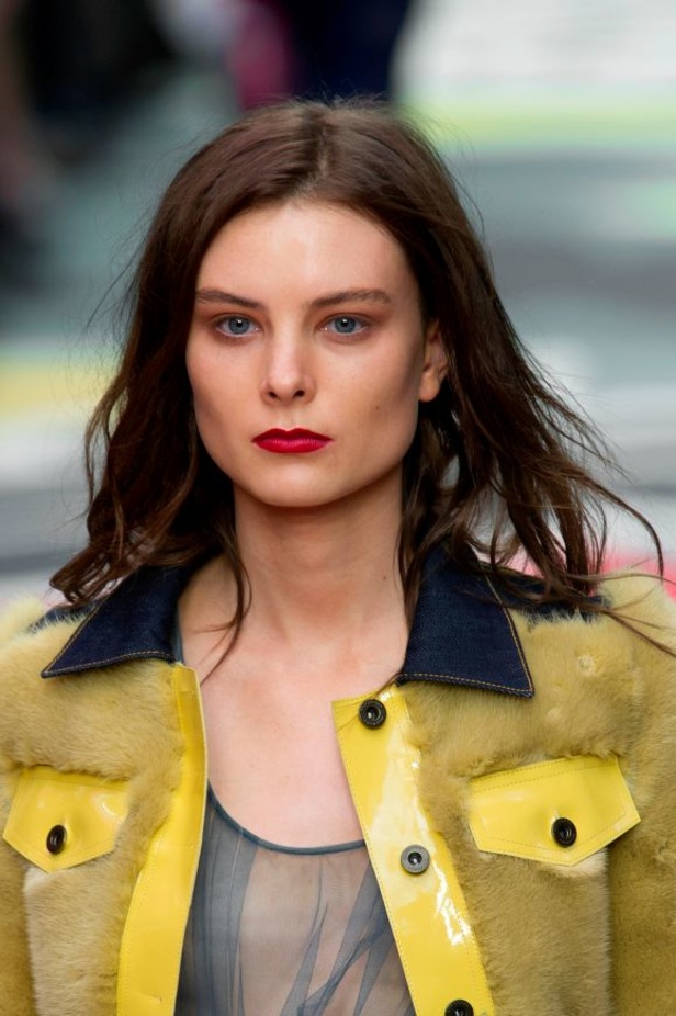 مجموعة Burberry لربيع 2023 أناقة صيفية بلمسة بريطانية 