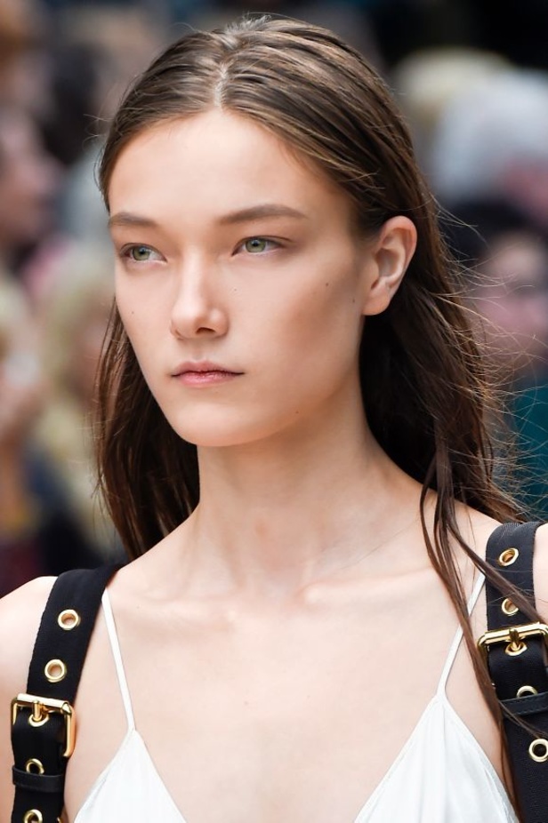 مجموعة Burberry لربيع 2023 أناقة صيفية بلمسة بريطانية 