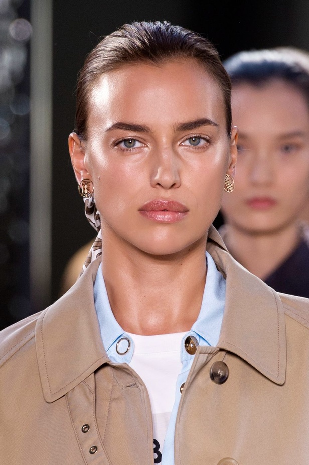 مجموعة Burberry لربيع 2023 أناقة صيفية بلمسة بريطانية 