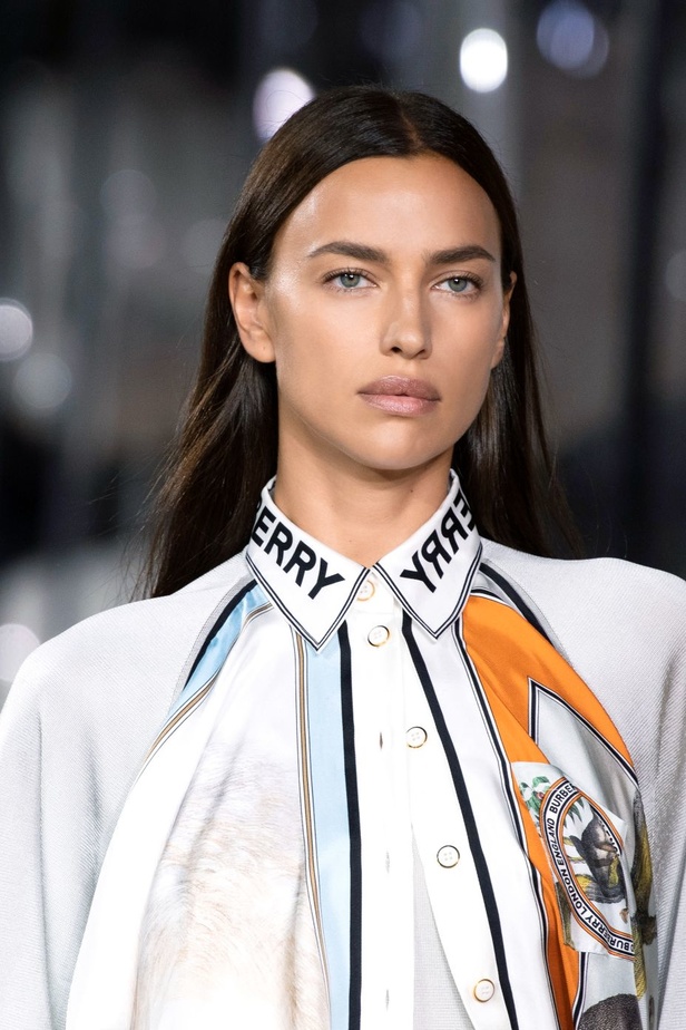 مجموعة Burberry لربيع 2023 أناقة صيفية بلمسة بريطانية 