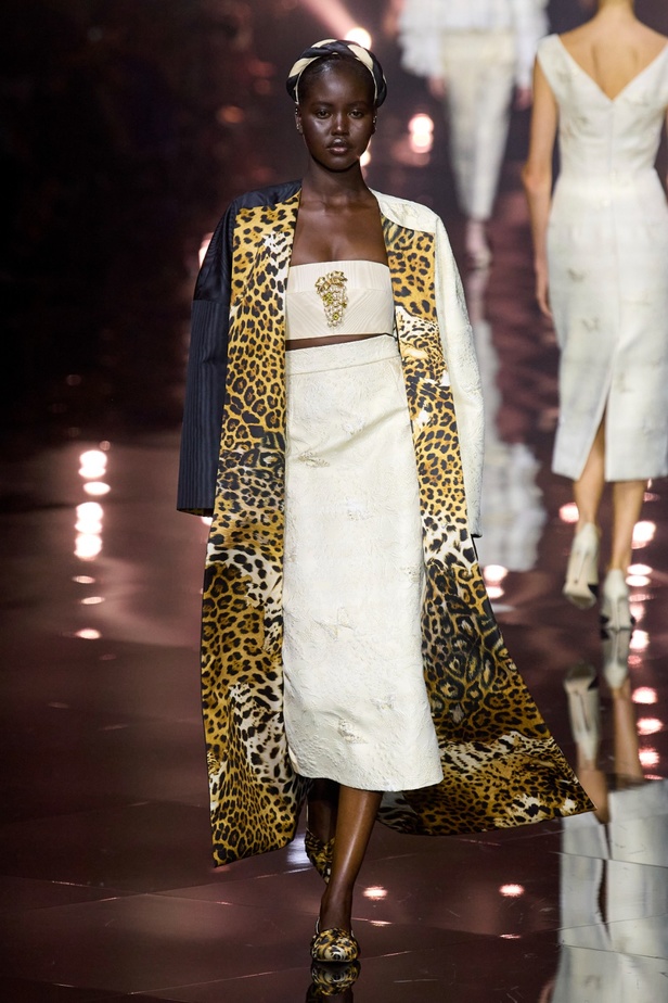 مجموعة Roberto Cavalli لربيع 2023 سحر الطبعات والتصاميم الأنثوية