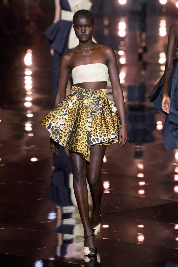 مجموعة Roberto Cavalli لربيع 2023 سحر الطبعات والتصاميم الأنثوية