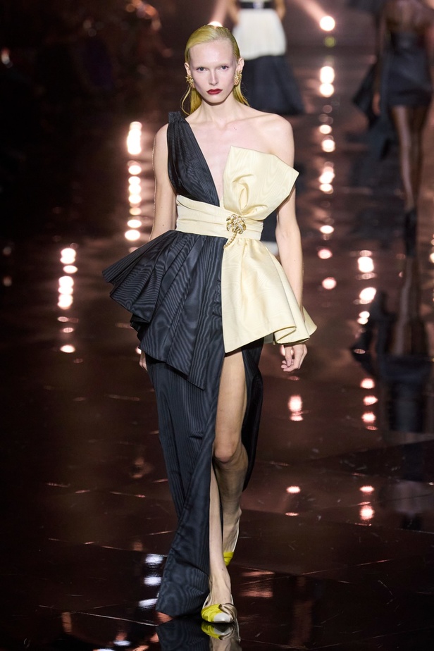 مجموعة Roberto Cavalli لربيع 2023 سحر الطبعات والتصاميم الأنثوية