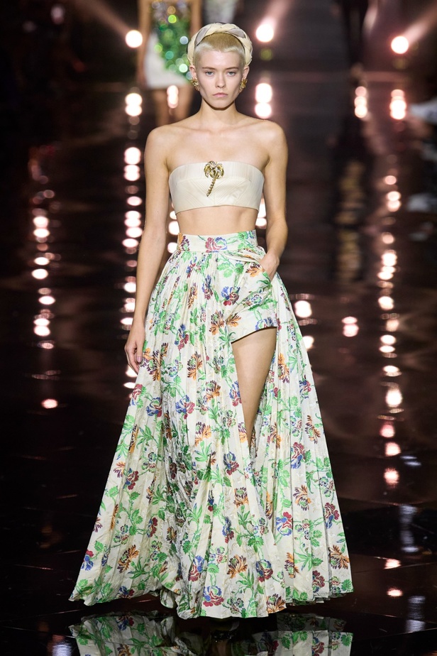 مجموعة Roberto Cavalli لربيع 2023 سحر الطبعات والتصاميم الأنثوية