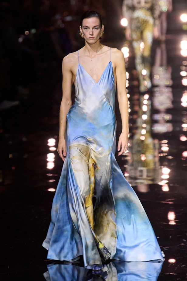 مجموعة Roberto Cavalli لربيع 2023 سحر الطبعات والتصاميم الأنثوية