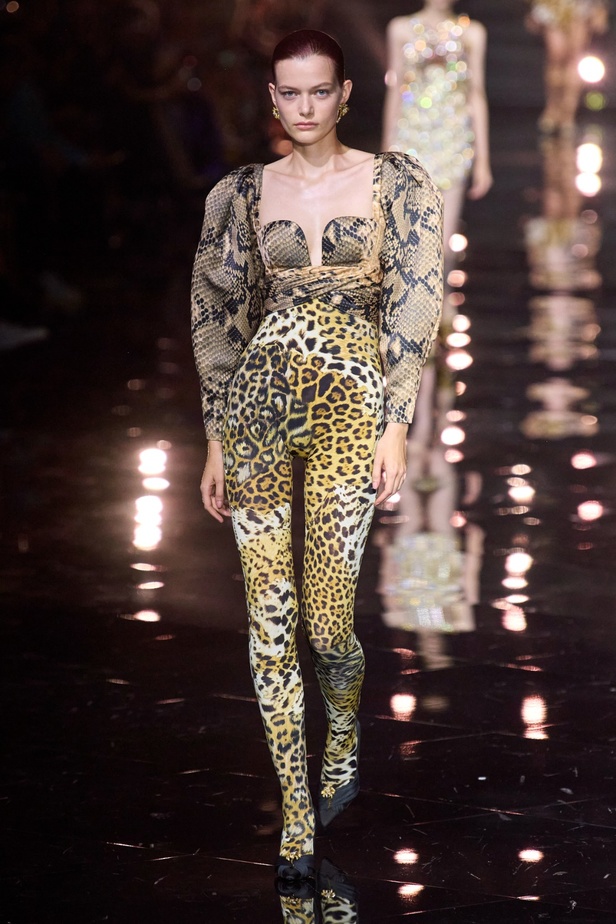 مجموعة Roberto Cavalli لربيع 2023 سحر الطبعات والتصاميم الأنثوية