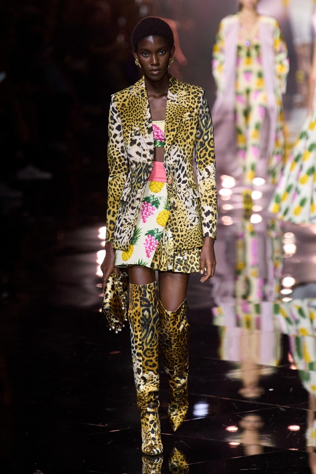 مجموعة Roberto Cavalli لربيع 2023 سحر الطبعات والتصاميم الأنثوية