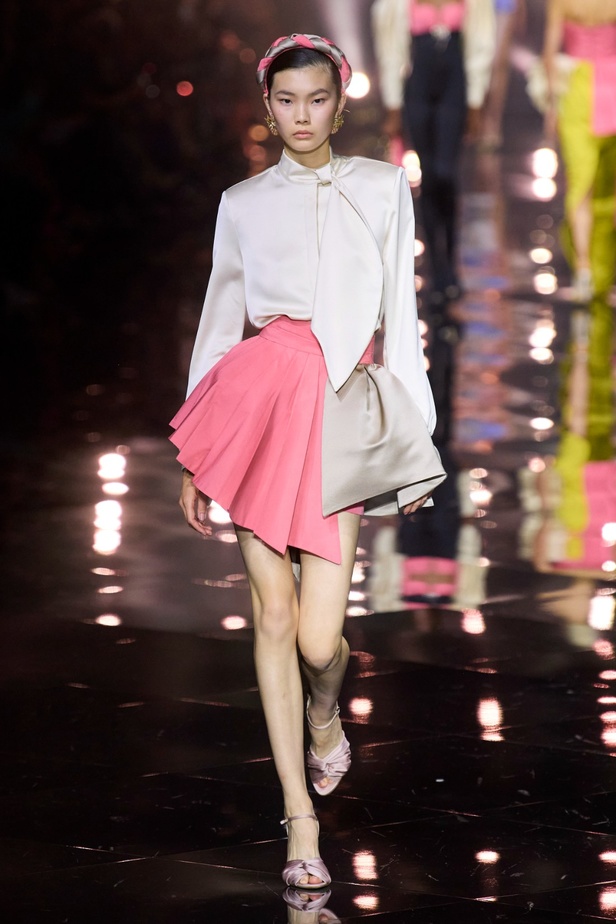 مجموعة Roberto Cavalli لربيع 2023 سحر الطبعات والتصاميم الأنثوية