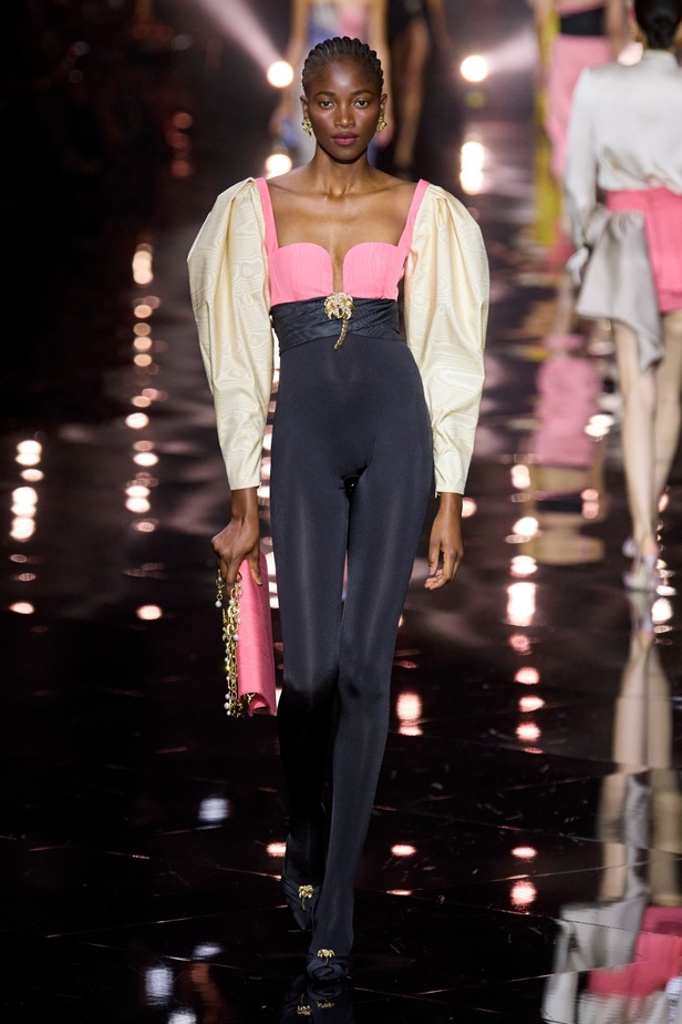 مجموعة Roberto Cavalli لربيع 2023 سحر الطبعات والتصاميم الأنثوية