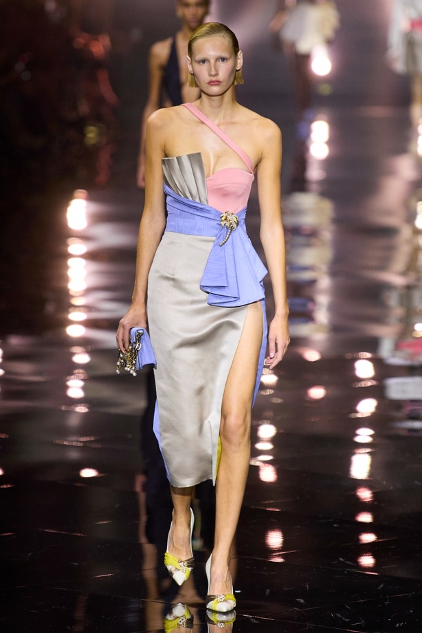 مجموعة Roberto Cavalli لربيع 2023 سحر الطبعات والتصاميم الأنثوية