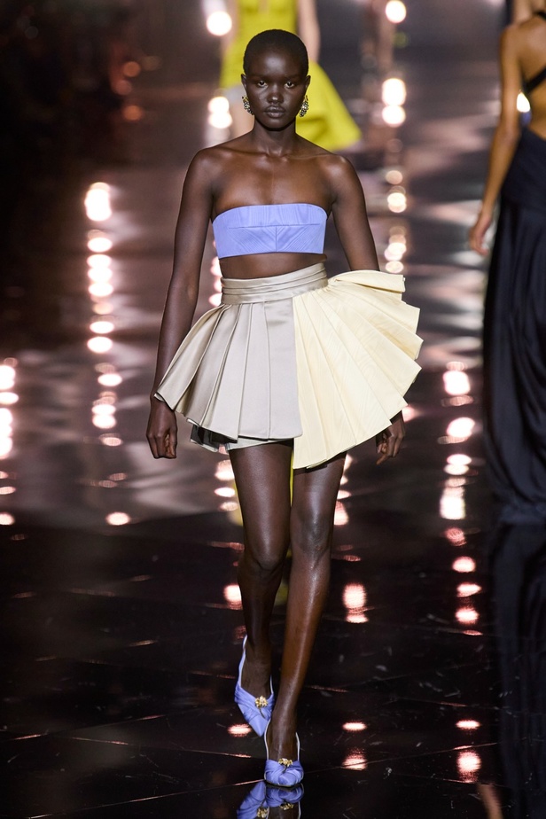 مجموعة Roberto Cavalli لربيع 2023 سحر الطبعات والتصاميم الأنثوية